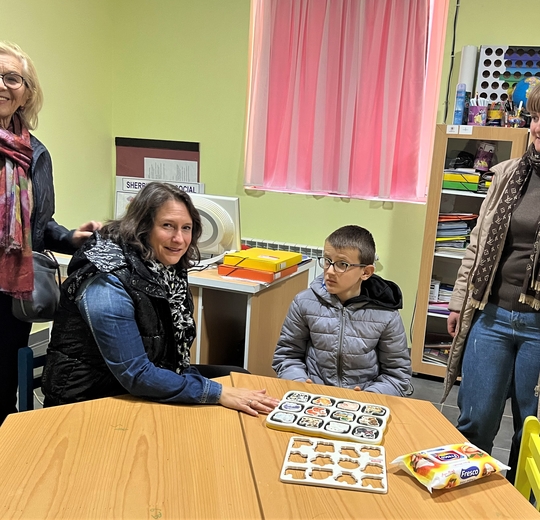 Schüler mit Stützlehrerin